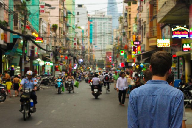 Via trafficata in Cina con persone e negozi