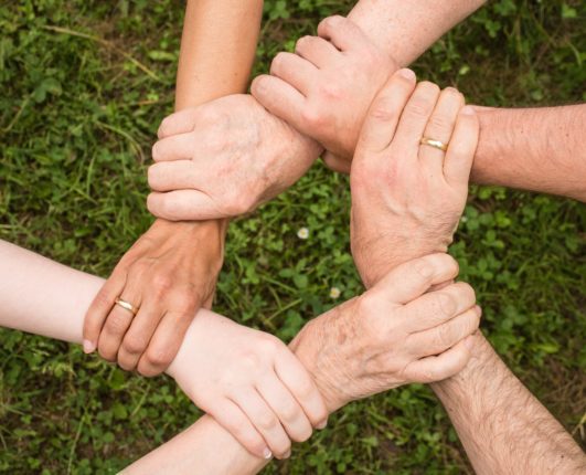 Solidarietà: mani che si stringono per aiutarsi