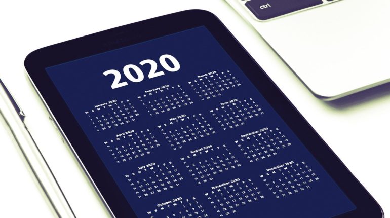 Calendario 2020 con computer sullo sfondo