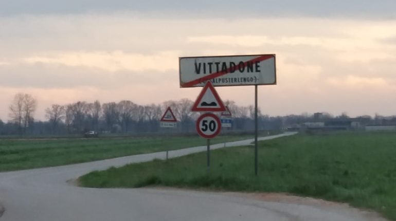 Alle porte di Vittadone, cartello indica l'ingresso della frazione di Casalpusterlengo