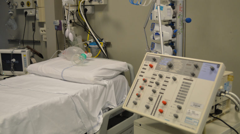 Un letto ospedaliero da rianimazione, con presidi teconologici ed un ventilatore polmonare