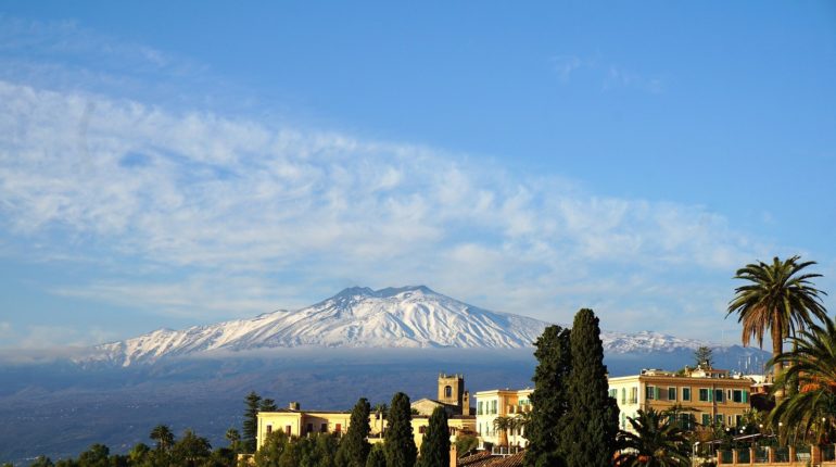 Il vulcano Etna visto da Taormina