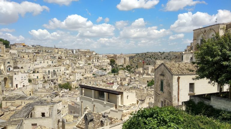 Una vedita fra i sassi di matera, le antiche case bianche risaltano sul cielo azzurro