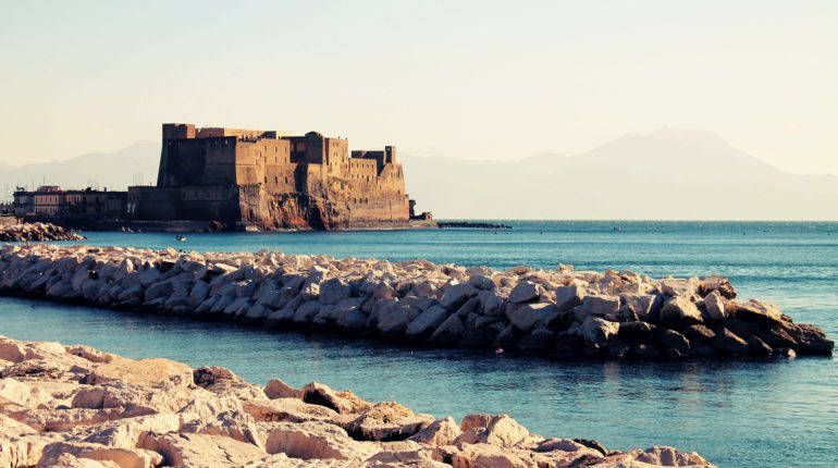 Napoli, castello sul mare