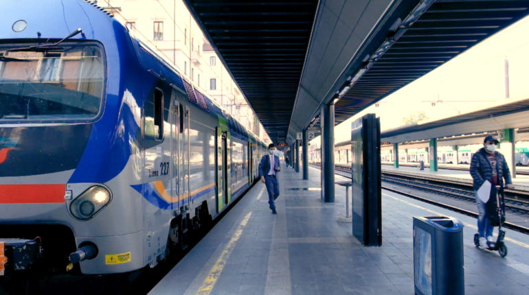 L'arrivo di un treno alla stazione Cadorna durante l'emergenza coronavirus