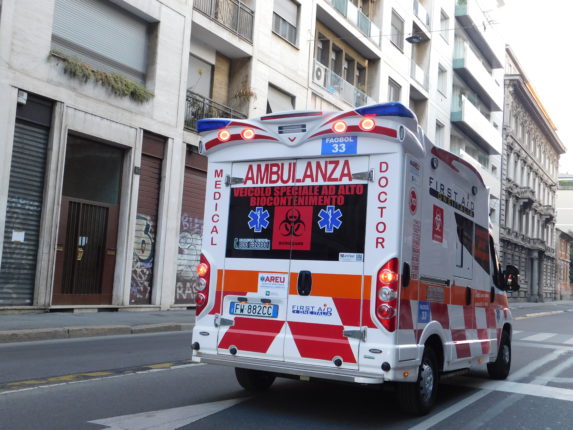 Una ambulanza per le vie di Milano