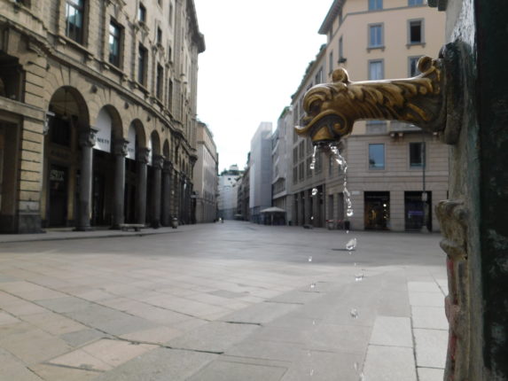 Fontana di Milano e via Vittorio Emanule durante il lockdown