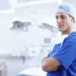 Medico pensa dopo una giornata di intenso lavoro