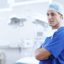 Medico pensa dopo una giornata di intenso lavoro