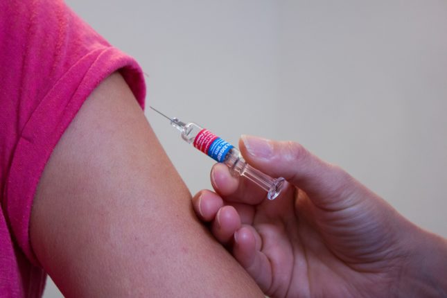 Iniziezione sulla spalla per esecuzione di vaccino