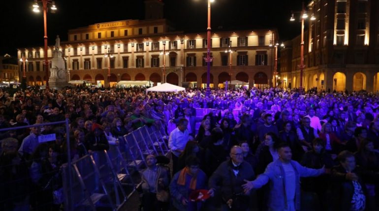 La piazza principale di Forlì gremita per l'evento "Notte di respiri 2019"