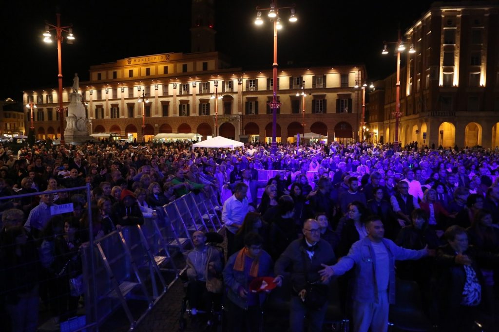 La piazza principale di Forlì gremita per l'evento "Notte di respiri 2019"