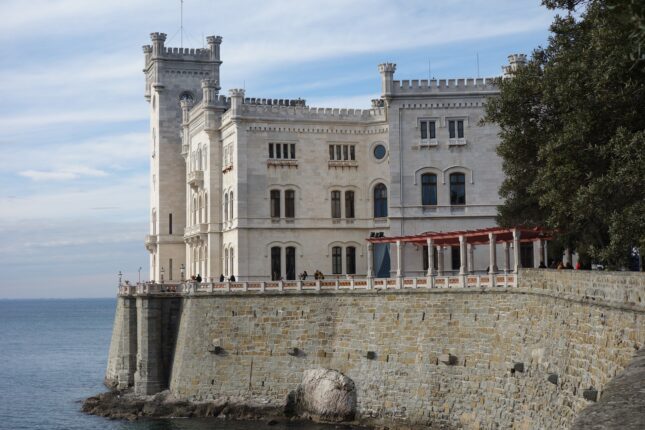 Castello Miramare di trieste, sullo sfondo il mare