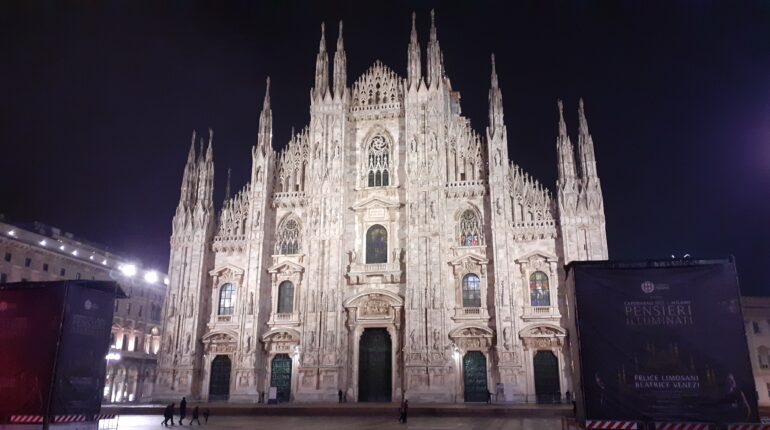 Duomo di Milano: la piazza durante il lockdown di Natale 2020