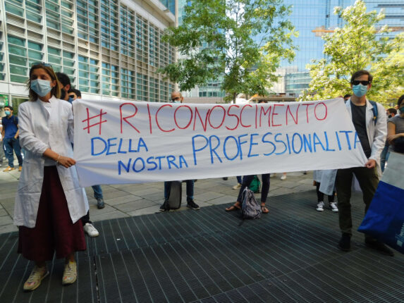 Un momento dello sciopero specializzandi del 22 giugno 2020: due medici reggono uno striscione dove si sottolinea il riconoscimento della professionalità