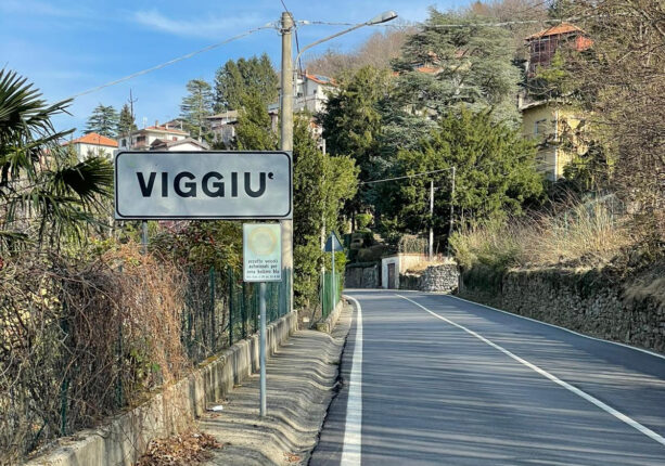 CArtello all'ingresso del paese di Viggiù nel varesotto