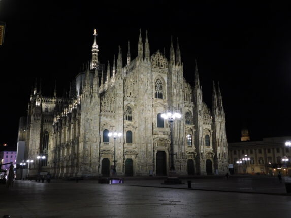 Milano, Piazza Duoma la sera della veglia pasquale