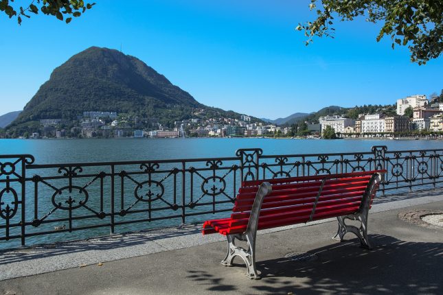 Paesaggio del lago di Lugano visto dalla città